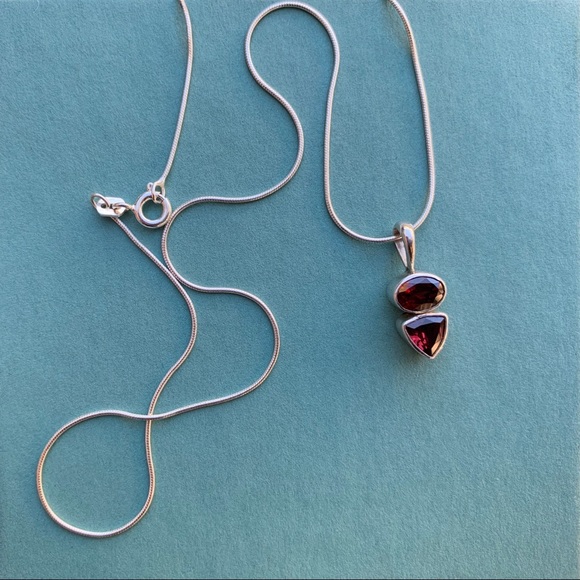 Sterling Silver Garnet necklace and earrings - Picture 4 of 4